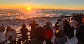 2026년 1월1일 새해 첫날 최저기온은 영하 16도로 강추위가 예상된다. 사진은 지난 1월1일 제주 한라산 백록담을 찾은 해맞이객들이 구름 위로 떠오르는 일출 장관을 감상한 모습. /사진=뉴시스(독자 제공) 