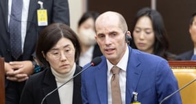 경찰이 국회의 쿠팡 내 산재 사망사고 은폐 정황을 확인하기 위해 쿠팡 경영진 이메일에 대한 압수수색 필요 지적과 관련해 수사에 착수할 예정이라고 전했다. 사진은 해롤드 로저스 쿠팡 대표이사(오른쪽)가 31일 서울 여의도 국회에서 열린 제430회국회(임시회) 쿠팡 침해사고 및 개인정보 유출, 불공정 거래, 노동환경 실태 파악과 재발방지 대책 마련을 위한 연석 청문회에 출석해 질의에 답변한 모습. /사진=뉴스