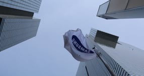 삼성전자가 독일의 프리미엄 완성차 브랜드 BMW의 차량용 반도체 공급 파트너 자리를 꿰찼다. 사진은 30일 서울 삼성전자 서초사옥의 깃발이 펄럭이고 있는 모습. /사진=뉴시스