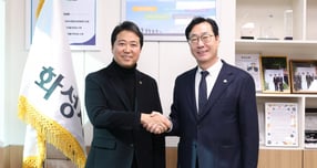 정명근 화성특례시장(오른쪽)이 최고조 주한 가나 공화국 대사와 기념촬영을 하고 있다. /사진제공=화성특례시