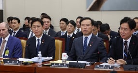 김영훈 고용노동부 장관이 31일 오후 서울 여의도 국회에서 열린 쿠팡 침해사고 및 개인정보 유출, 불공정 거래, 노동환경 실태 파악과 재발방지 대책 마련을 위한 연석 청문회에서 의원 질의에 답변을 하고 있다. / 사진=뉴시스 /사진=김금보