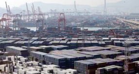 지난해 한국의 연간 수출액이 7000억달러(약 1013조원)를 넘어섰다. 사진은 부산 남구 신선대 및 감만 부두 야적장. /사진=뉴시스