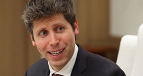 오픈AI가 직원들에게 대규모 주식 보상을 지급한 것으로 전해졌다. 사진은 지난해 10월 한국을 방문해 이재명 대통령과 대화하는 샘 알트만 오픈AI 대표. /사진=뉴시스(대통령실통신사진기자단)