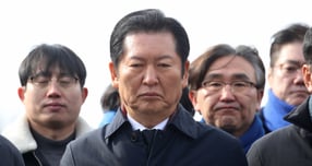 정청래 더불어민주당 대표가 지방선거 승리 의지를 내비쳤다. 사진은 1일 고 노무현 전 대통령 묘역을 참배하는 정 대표. /사진=뉴스