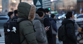 2일 아침 최저기온이 최저 -17도에 달하겠다. 사진은 지난달 30일 서울 광화문네거리에서 신호를 기다리는 시민. /사진=뉴스