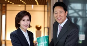 오세훈 서울시장과 나경원 의원(국민의힘·서울 동작구을)이 최근 국민의힘을 향한 비판에 대해 엇갈린 시선을 내놨다. 사진은 지난해 4월 회동 후 기념사진을 촬영한 오 시장(오른쪽)과 나 의원). /사진=뉴시스