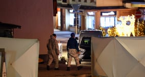 스위스 알프스 휴양지 한 술집에서 새해맞이 행사 중 대형 화재가 일어나 약 40명이 숨지고 115명이 다쳤다. 사진은 지난 1일(현지시각) 스위스 남서부 알프스 휴양지 크랑스몽타나 화재 현장에서 구조대원들이 구조작업을 진행한 모습. /사진=로이터 