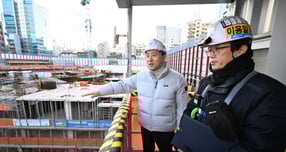 2일 오전 영등포구 유원제일1차재건축 현장을 찾은 오세훈 서울시장(왼쪽)이 공사장 안전관리 현황을 점검하고 있다. /사진=서울시