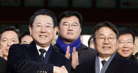 강기정 광주광역시장(오른쪽)과 김영록 전라남도지사(왼쪽)가 2일 국립5·18민주묘지에서 '통합 지방정부 추진 공동선언문'을 발표한 후 기념촬영을 하고 있다./사진=광주시