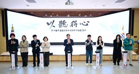 배낙호 김천시장(가운데)이 2일 시청에서 열린 시무식에 참석해 직원들과 기념촬영을 하고 있다./사진제공=김천시