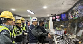 장세욱 부회장이 2일 인천공장을 방문해 생산라인에서 근로자를 격려하고 있다. /사진=동국제강그룹