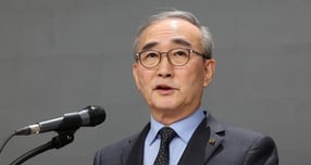 김영섭 KT 대표가 2025년 12월 30일 오후 서울 종로구 KT광화문빌딩에서 침해사고와 관련해 사과하고 있다. /사진=뉴스