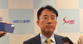 이청 삼성디스플레이 사장이 26일 서울 송파구 롯데월드호텔에서 열린 제16회 디스플레이의 날 행사에 참석해 기자들의 질문에 답하고 있다. /사진=정연 기자