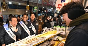 유정복 인천광역시장이 2일 미추홀구 신기시장에서 상인들을 격려하고 있다. /사진제공=안산시