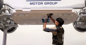 현대자동차그룹 관계자가 엑스블을 활용해 정비 작업을 진행하고 있다. /사진=현대차