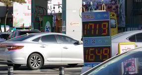 지난달 31일 서울 시내 주유소에서 차량들이 기름을 넣기 위해 대기하고 있다.  /사진=뉴시스