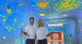 삼성전자 모델이 미국 라스베이거스에서 열리는 세계 최대 전자 전시회 'CES 2026'에 마련된 윈호텔 삼성전자 단독 전시관에서 대형 터널 형태의 'AI 갤러리'를 소개하고 있다. /사진=삼성전자