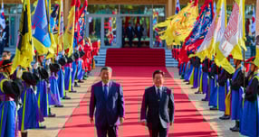 이재명 대통령(오른쪽)과 시진핑 중국 국가주석이 지난해 11월1일 경북 경주시 경주박물관에서 함께 발걸음을 옮기고 있다. /사진=뉴스1(청와대)