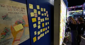 이태원 참사 유가족과 희생자에 대해 허위 사실을 퍼트린 60대 남성 A 씨가 경찰에 구속됐다. 사진은 지난해 10월31일 서울 용산구 이태원 10·29 기억과 안전의 길에서 시민들이 이태원 참사 희생자들을 추모하는 모습. /사진=뉴시스