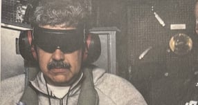 도널드 트럼프 미국 대통령이 3일(현지시간) 소셜미디어 '트루스소셜'을 통해 공개한 니콜라스 마두로 베네수엘라 대통령의 국외 이송 모습. 트럼프 대통령은 '니콜라스 마두로가 USS 이오지마 함에 탑승해 있다'라는 글과 함께 사진을 게재했다. / 사진=도널드 트럼프 트루스소셜