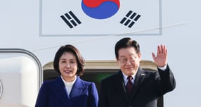 이재명 대통령이 4일 오후 베이징으로 향했다. 사진은 이재명 대통령과 김혜경 여사가 4일 중국 국빈 방문을 위해 경기 성남 서울공항을 통해 출국하며 인사하는 모습. /사진=뉴스