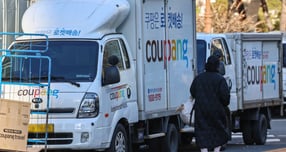 근로복지공단이 쿠팡 새벽배송 업무 사고 사망을 산업재해로 승인했다. 사진은 지난해 12월30일 서울 시내 한 쿠팡 물류센터에 주차된 배송차량. /사진=뉴스