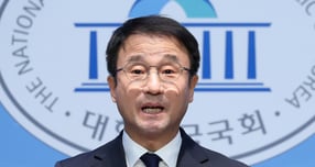 한병도 더불어민주당 의원이 4일 서울 여의도 국회 소통관에서 원내대표 출마 기자회견을 하고 있다. / 사진=뉴스1  