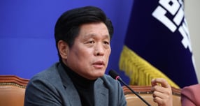 조승래 더불어민주당 사무총장이 4일 오전 서울 여의도 국회에서 열린 기자간담회에서 질문에 답변을 하고 있다. / 사진=뉴시스