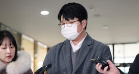 '쿠팡 블랙리스트' 공익제보자 김준호 씨가 4일 서울 서초구 관봉권 띠지 폐기 의혹 및 쿠팡 퇴직금 불기소 외압 의혹 진상규명을 위한 특검 사무실에 참고인 신분으로 2차 출석하고 있다. / 사진=뉴시스 