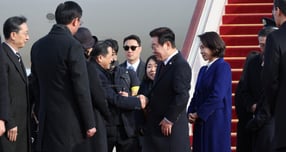 이재명 대통령이 4일 중국 베이징에 도착해 방중 일정에 돌입했다. 사진은 중국을 국빈 방문한 이재명 대통령과 김혜경 여사가 4일(현지 시각) 베이징 서우두 국제공항에 도착해 환영 인사들과 인사하는 모습. /사진=뉴시스