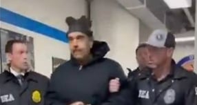 미국 백악관 엑스(X·옛 트위터) 긴급대응 계정은 3일(현지시간) 니콜라스 마두로 베네수엘라 대통령이 마약단속국(DEA) 뉴욕 지부 건물 복도에서 호송되는 영상을 공유했다. / 사진=백악관 X 긴급대응 계정 캡처