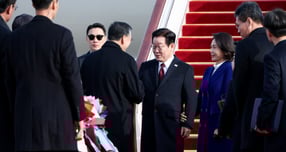 여야가 이재명 대통령 방중을 두고 공방을 벌였다. 사진은 중국을 국빈 방문한 이재명 대통령과 김혜경 여사가 4일(현지시각) 베이징 서우두 국제공항에 도착해 환영 인사들과 인사하는 모습. /사진=뉴시스