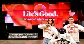 LG전자가 미국 라스베이거스에서 6일(현지시각) 개막하는 CES 2026에 참가한다. 전시관 입구에는 초슬림·초밀착 무선 월페이퍼 TV 'LG 올레드 에보 AI W6' 38대를 천장에 매달아 공중에 떠 있는 듯 연출한 초대형 오브제가 관람객들을 맞이한다. 홈 로봇 'LG 클로이드'와 모델들이 초대형 오브제 앞에서 다양한 포즈를 취하고 있다. /사진=LG전자