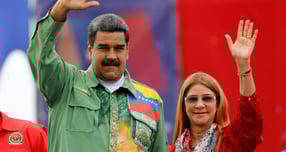 베네수엘라 대통령 부부가 미국에서 재판을 받는다. 사진은 2018년 5월17일 니콜라스 마두로 베네수엘라 대통령(왼쪽)과 배우자인 실리아 플로레스. /사진=로이터 