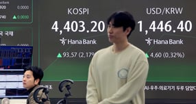 코스피가 새해 첫 거래일에 이어 또 다시 최고치를 돌파하는 5일 서울 중구 하나은행 본점 딜링룸 전광판에 개장 시황이 표시되고 있다. 이날 9시5분 기준 코스피는 전 거래일 대비 93.57p(2.17%) 오른 4,403.20으로 코스닥은 전거래일 대비 0.77p(0.08%) 상승한 946.34, 원·달러 환율은 전거래일 대비 4.6원 오른 1446.40원에 거래되고 있다./사진=뉴스