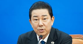 공천헌금 묵인 의혹으로 원내대표직을 사퇴한 김병기 더불어민주당 의원이 탈당을 하지 않겠다고 선을 그었다. 사진은 김 의원이 지난해 12월30일 서울 여의도 국회에서 열린 원내대책회의에서 원내대표직 사퇴를 밝힌 모습. /사진=뉴스