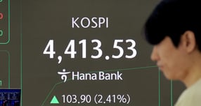 코스피가 새해 첫 거래일에 이어 또 다시 최고치를 돌파하는 5일 서울 중구 하나은행 본점 딜링룸 전광판에 개장 시황이 표시되고 있다./사진=뉴스