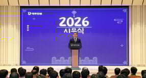 김보현 대우건설 대표이사가 5일 "안전은 결코 타협할 수 없는 생명선"이라며 안전한 현장을 위해 전사적인 역량을 집중해 줄 것을 당부했다. 사진은 김 대표가 이날 오전 열린 시무식에서 신년사를 하는 모습. /사진=대우건설