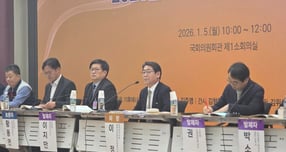 정년 65세 연장과 동일가치노동 동일임금 등 올해 국회에서 본격 논의될 노동 입법 과제에 대해 "충분한 편익·비용 분석 없이 추진될 경우 노동시장 양극화를 심화시킬 수 있다"는 지적이 제기됐다.  사진은 2026년 노사관계 전망과 과제 세미나가 진행되는 모습. /사진=김성아 기자