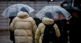 오는 6일 최저기온이 영하 12도를 웃돌며 추운 날씨가 펼쳐질 것으로 보인다. 사진은 지난해 12월23일 서울 종로구 광화문광장에서 우산을 쓴 시민들이 이동한 모습. /사진=뉴시스