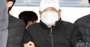 서울 종각역 인근에서 15명 사상자를 발생시킨 차량 돌진 사고를 낸 70대 택시 운전사가 영장실질심사에 출석했다. 사진은 70대 택시 운전사가 5일 서울 서초구 중앙지방법원에서 열린 교통사고처리 특례법상 치사상·특정범죄 가중처벌 등에 관한 법률상 운전 등 치사상·도로교통법상 약물운전 혐의 구속 전 피의자심문(영장실질심사)에 출석한 모습. /사진=뉴스1 