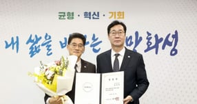 윤성진 화성시 제1부시장(왼쪽)이 5일 정명근 시장으로부터 임명장을 받은 후 기념촬영을 하고 있다. /사진제공=화성특례시