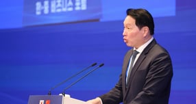 최태원 대한상공회의소 회장 겸 SK 회장이 5일(현지 시간) 베이징 조어대에서 열린 한중 비즈니스 포럼에서 발언하고 있다. / 사진=뉴시스