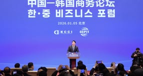 최태원 대한상공회의소 회장 겸 SK 회장이 5일(현지 시간) 베이징 조어대에서 열린 한중 비즈니스 포럼에서 발언하고 있다. / 사진=뉴시스