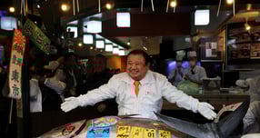 일본 도쿄에서 열린 새해 첫 참치 경매에서 참다랑어 243㎏가 5억1030만엔(약 47억원)에 낙찰됐다. 사진은 해당 참다랑어를 낙찰받은 일본 스시 체인점 '스시 잔마이'를 운영 중인 기요무라 기요시 사장이 포즈를 취한 모습. /사진=로이터