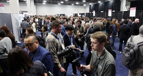 세계 최대 IT(정보기술)·가전 전시회 'CES 2026' 개막을 이틀 앞둔 4일(현지시간) 미국 네바다주 라스베이거스 만달레이베이 호텔에서 열린 'CES 2026 언베일드'에서 관람객들이 부스를 살펴보고 있다. / 사진=뉴스1 