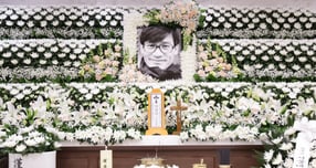 정부가 고(故) 안성기 배우에 금관문화훈장(1등급)을 추서할 계획이다. 사진은 5일 서울 서초구 서울성모병원 장례식장에 배우 안성기의 빈소. /사진=뉴시스 