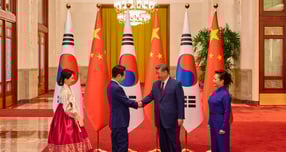 이재명 대통령이 5일(이하 현지시각) 한·중 정상회담 후 "2026년을 한중 관계 전면 복원의 원년으로 만드는 중요한 계기가 될 것"이라고 전했다. 사진은 이 대통령(왼쪽에서 두번째)이 5일 중국 베이징 인민대회당에서 환영나온 시진핑 국가주석(오른쪽에서 두번째)과 인사한 모습. /사진=뉴스1(공동취재)