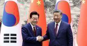 한국과 중국이 5일(이하 현지시각) 양국 정상회담을 계기로 양해각서(MOU) 14건을 체결했다고 밝혔다. 사진은 이재명 대통령(왼쪽)과 시진핑 중국 국가주석이 5일 중국 베이징 인민대회당에서 열린 한·중 MOU 체결식에서 악수한 모습. /사진=뉴스