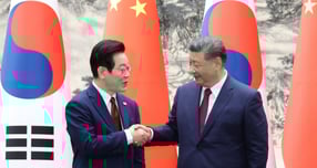 시진핑 중국 국가주석이 5일(이하 현지시각) 이재명 대통령과의 한·중 정상회담모두발언을 통해 "역사의 올바른 편에 굳건히 서서 정확한 전략적 선택을 해야 한다"고 말했다. 사진은 이 대통령(왼쪽)과 시 주석이 5일 중국 베이징 인민대회당에서 열린 한·중 MOU 체결식에서 악수한 모습. /사진=뉴스1 